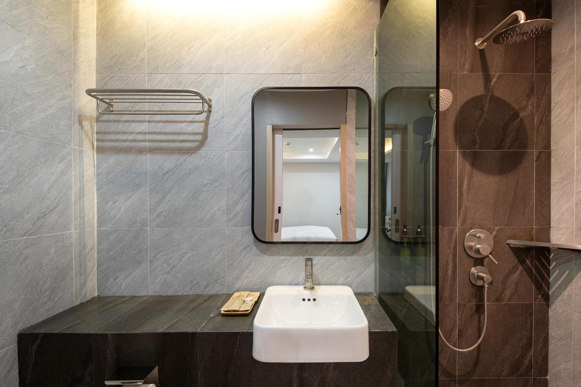 The Riski Hotel At Bangphlat Station Sha Bangkok Ngoại thất bức ảnh